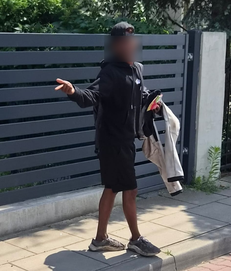 Obcokrajowiec zaczepia dzieci pod szkołą na poznańskim Grunwaldzie. "Rozdaje cukierki, nie przejmuje się obecnością rodziców" – zdjęcie artykułu z Lubon.net.pl