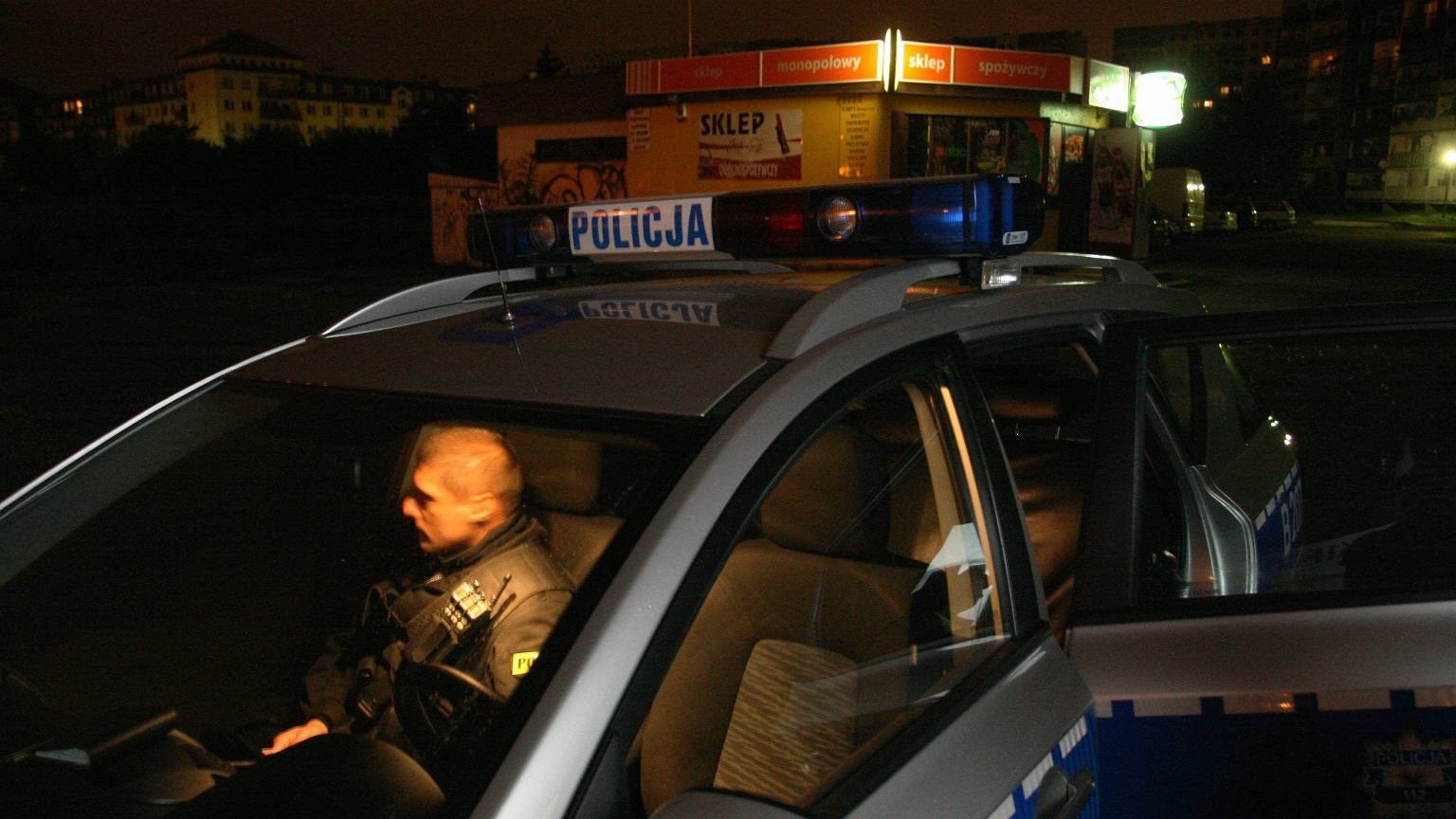 Policjant w ciężkim stanie po pościgu w Krakowie. Kierowca uciekał pieszo – zdjęcie artykułu z Lubon.net.pl