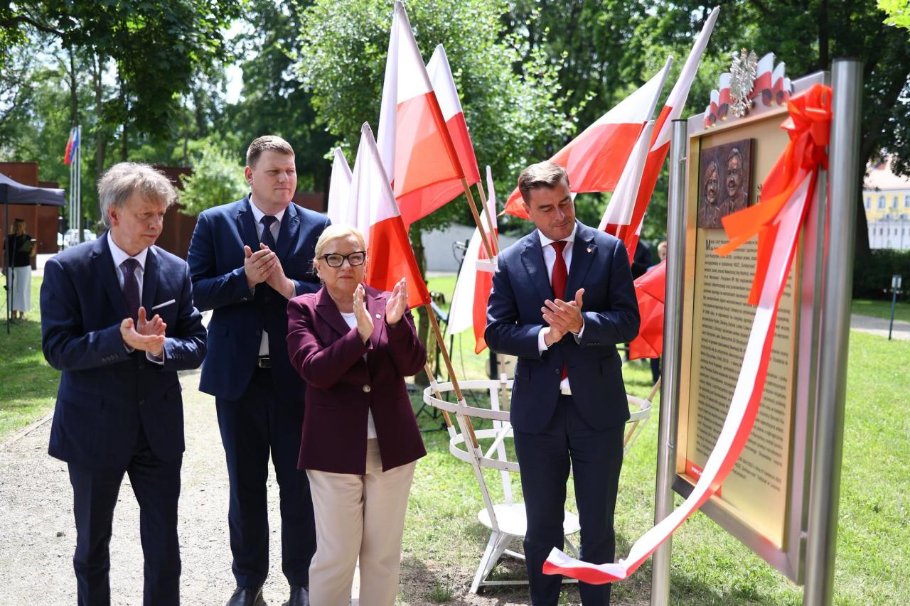 Tablica upamiętniająca parę prezydencką została odsłonięta w wielkopolskim mieście – zdjęcie artykułu z Lubon.net.pl