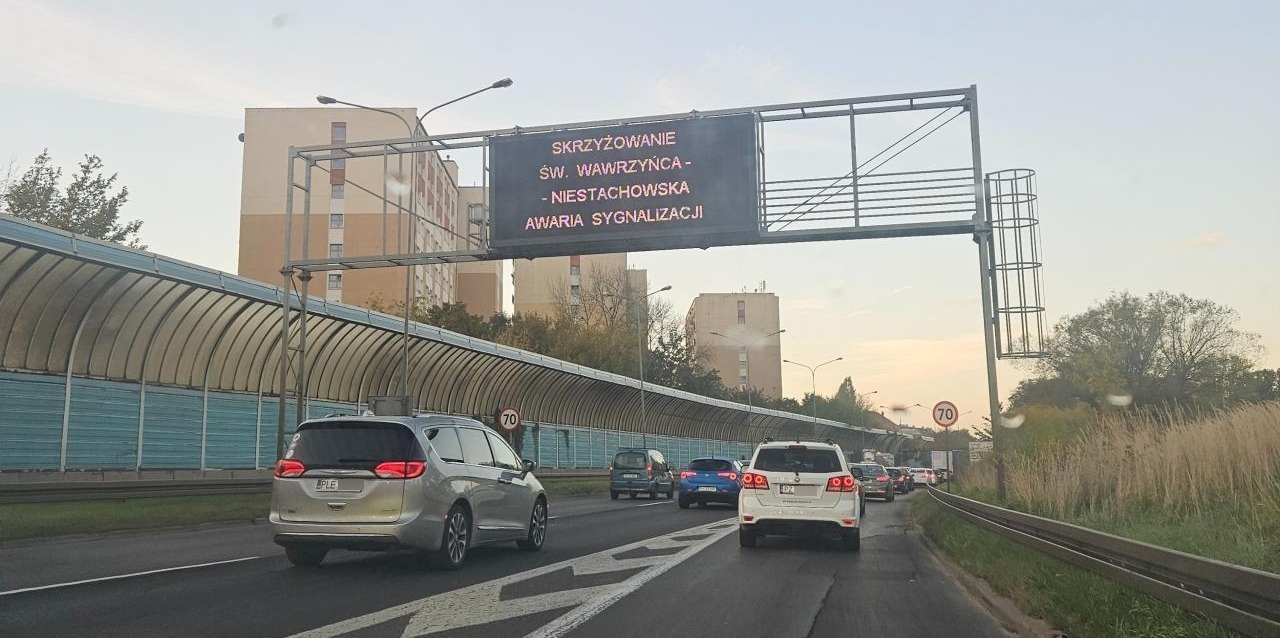 Ogromne korki przy ruchliwym skrzyżowaniu przez awarię sygnalizacji świetlnej – zdjęcie artykułu z Lubon.net.pl