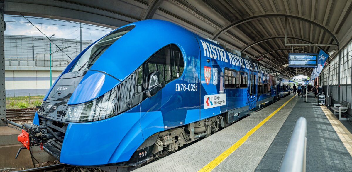 Kolejorz na torach. Nowy pociąg w barwach Lecha Poznań – zdjęcie artykułu z Lubon.net.pl