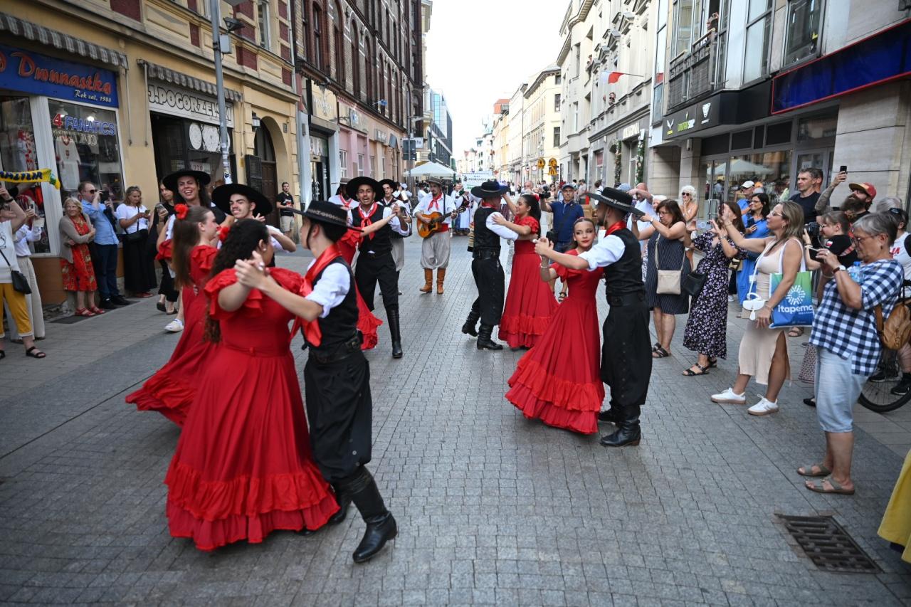 Przegląd folkloru na ulicach Poznania – zdjęcie artykułu z Lubon.net.pl