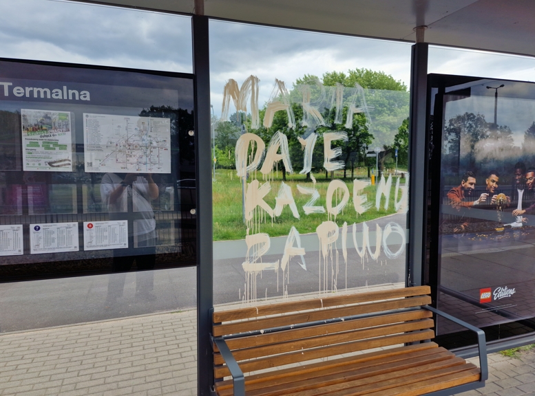 "Maria daje każdemu za piwo." Taki napis pojawił się na poznańskim przystanku – zdjęcie artykułu z Lubon.net.pl