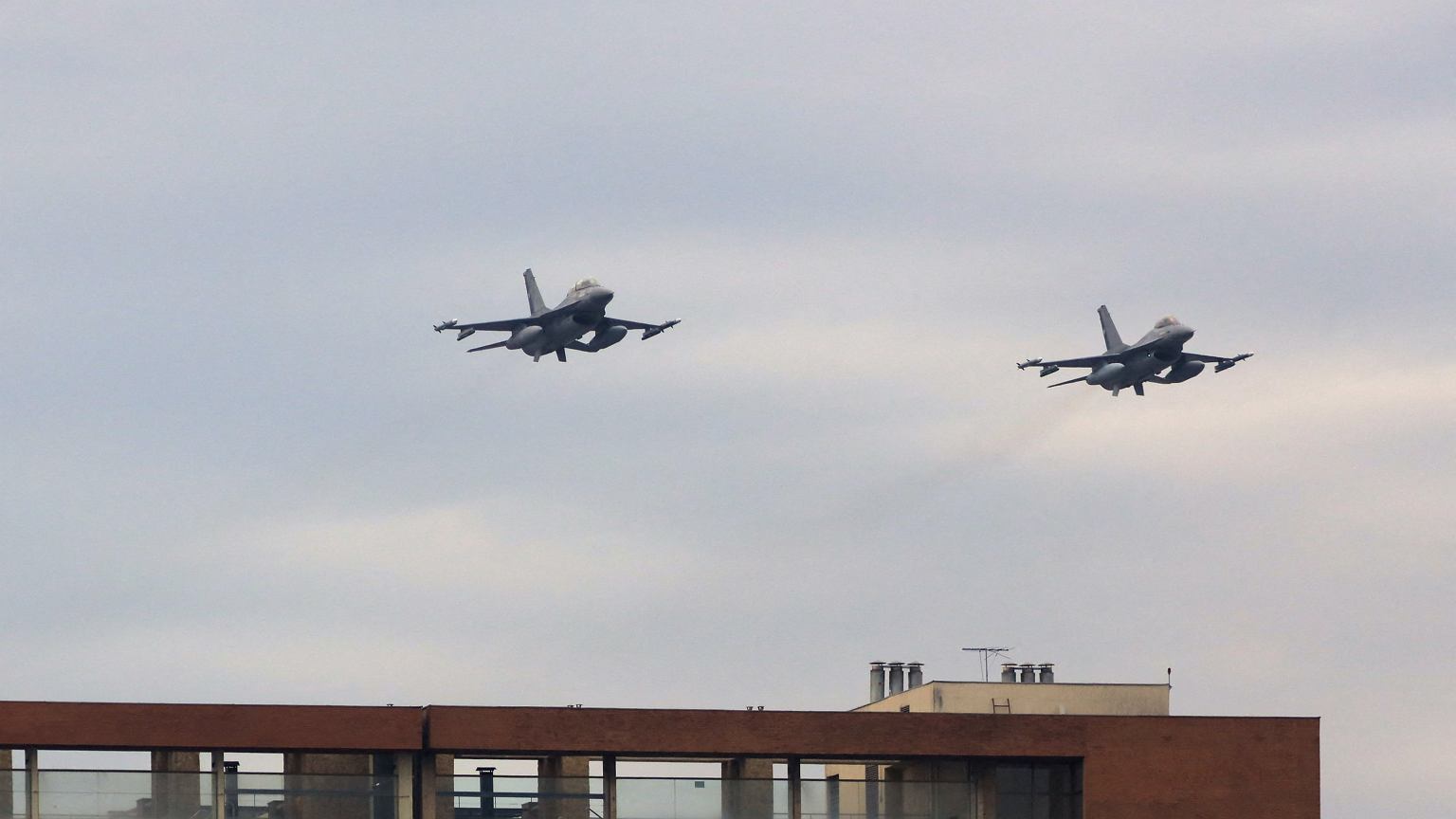 F-16 rozbił się w pobliżu bazy lotniczej USA w Niemczech. "Wielki słup czarnego dymu" – zdjęcie artykułu z Lubon.net.pl