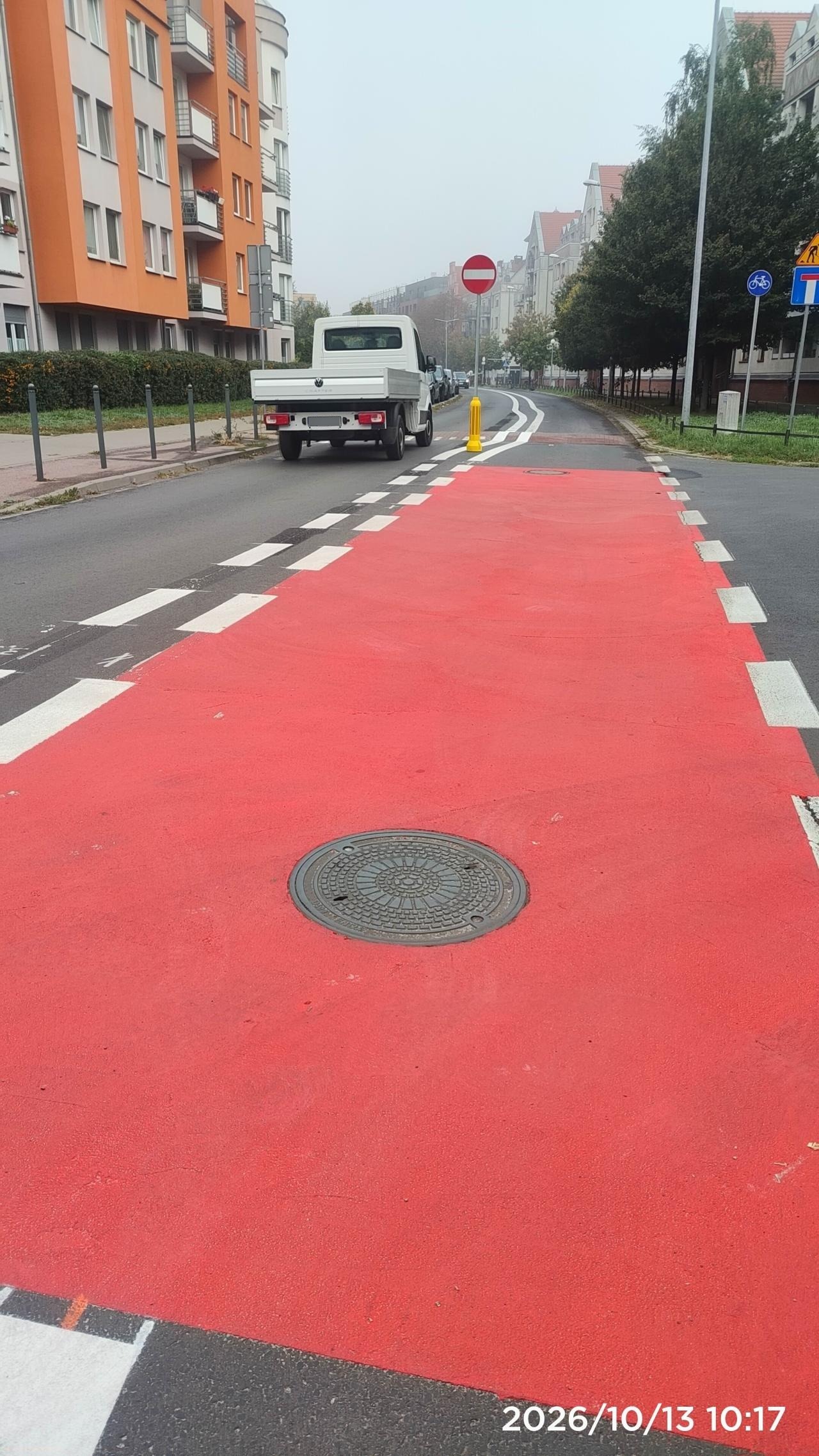 Chaos po wprowadzeniu nowej organizacji ruchu na poznańskiej ulicy. Kierowcy jeżdżą na pamięć – zdjęcie artykułu z Lubon.net.pl