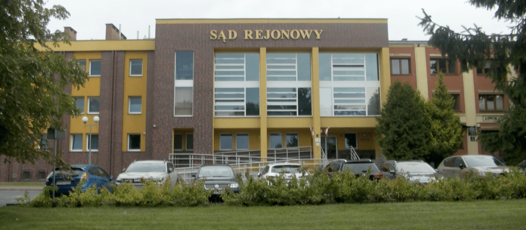 Groźna sytuacja w sądzie w regionie. W trakcie rozprawy aresztowany dokonał samookaleczenia – zdjęcie artykułu z Lubon.net.pl