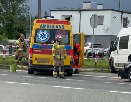 Poważny wypadek w regionie. Kierowcy zostali przewiezieni do szpitala. Utrudnienia w kierunku Poznania – zdjęcie artykułu z Lubon.net.pl