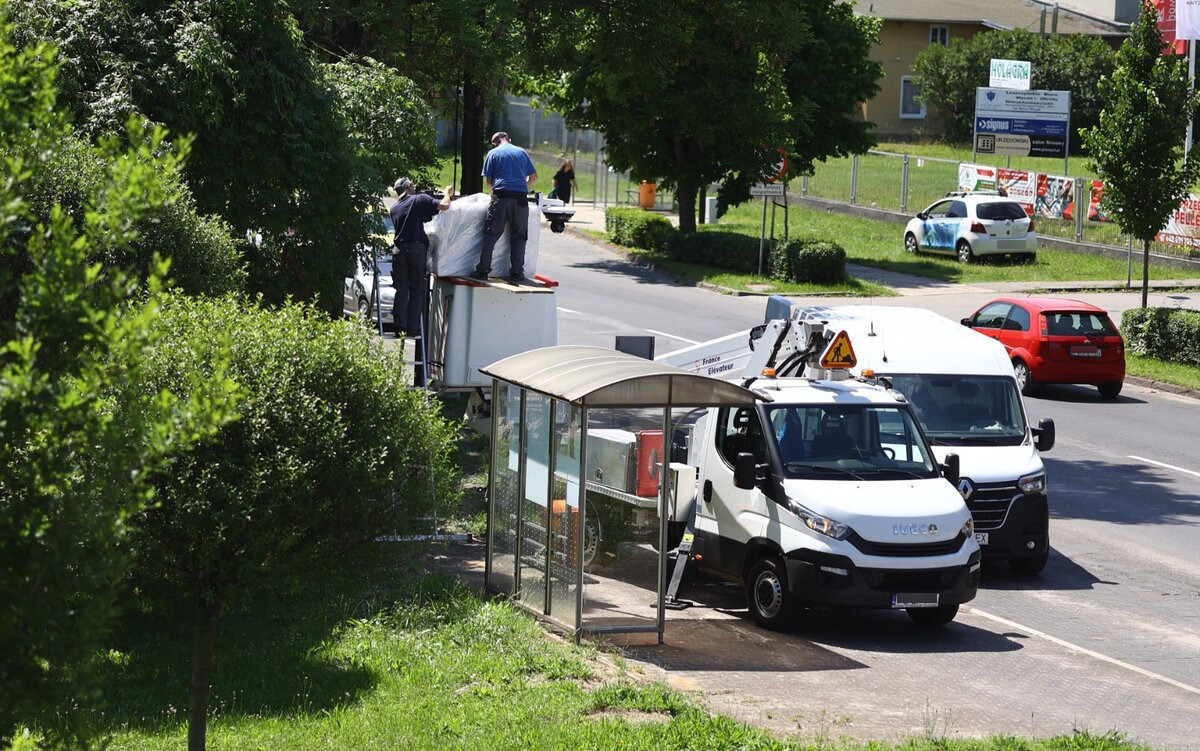 Takie tablice pojawiły się na przystankach w jednym z miast w regionie – zdjęcie artykułu z Lubon.net.pl