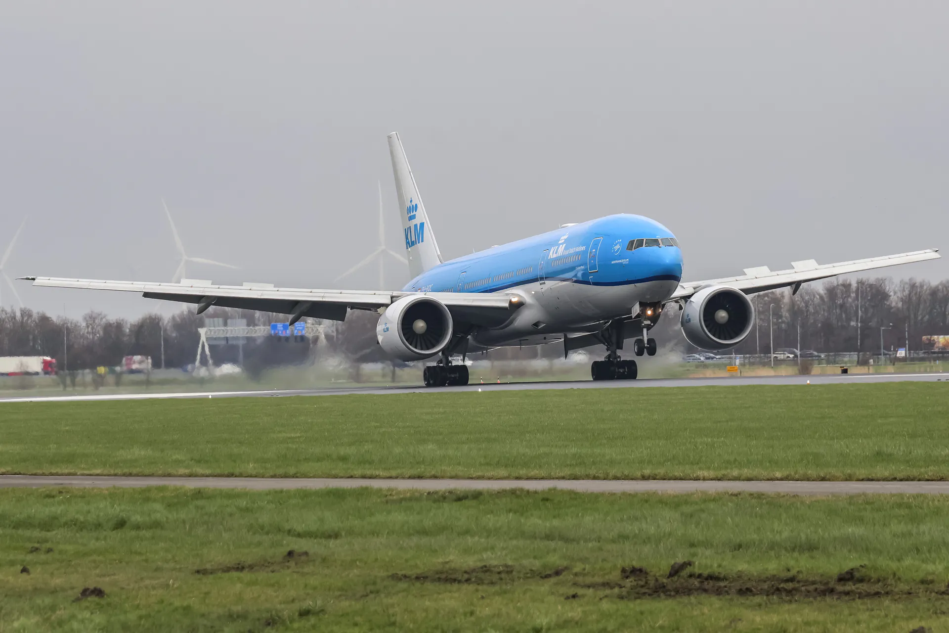 Pożar powerbanku na locie KLM do Curaçao. Boeing 777 zawrócił – zdjęcie artykułu z Lubon.net.pl