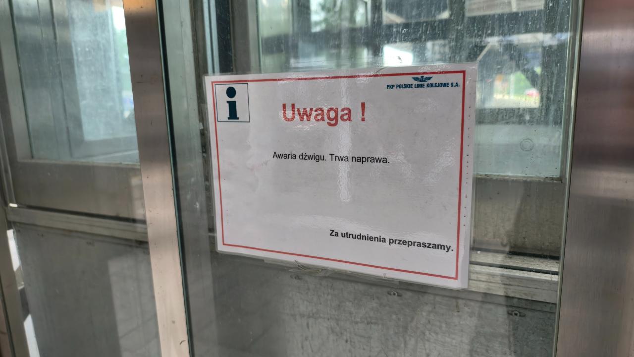 Winda na Dworcu Poznań Główny nie działa. Pęknięta szyba może w każdej chwili runąć na kogoś – zdjęcie artykułu z Lubon.net.pl