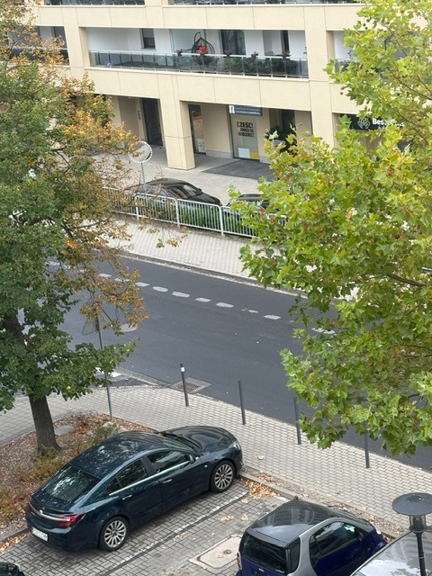 Zlikwidowano miejsca parkingowe na jezdni, po deszczu dawne oznakowanie wciąż widać i kierowcy parkują. Poprawki nie będzie – zdjęcie artykułu z Lubon.net.pl