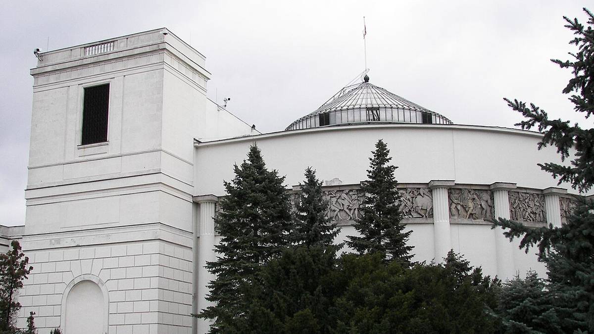 Nieznana substancja rozlana przed Sejmem. Akcja policji i straży pożarnej – zdjęcie artykułu z Lubon.net.pl