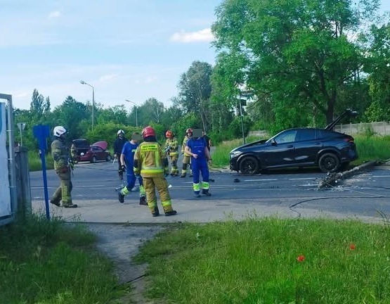 Zderzenie dwóch samochodów w mieście. Droga nieprzejezdna – zdjęcie artykułu z Lubon.net.pl