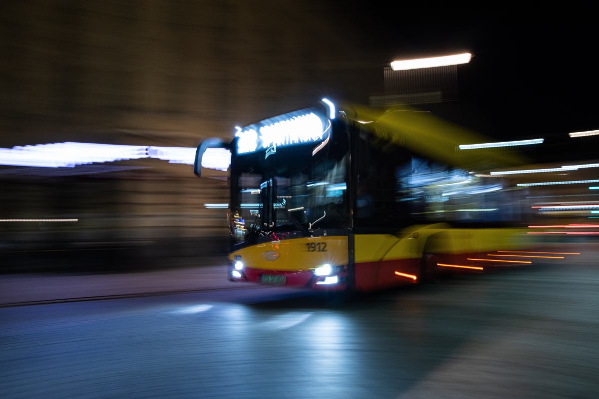 Warszawa. Atak nożownika w autobusie. Dwaj mężczyźni ranni – zdjęcie artykułu z Lubon.net.pl