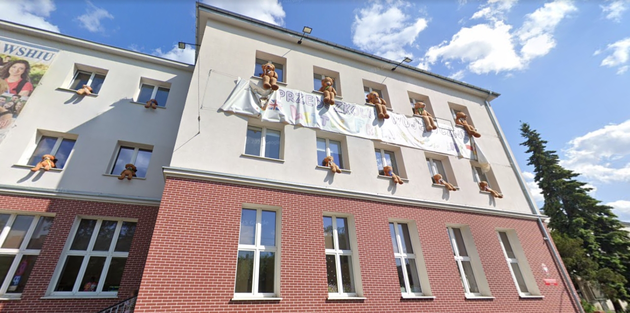 Pluszowe misie na parapecie poznańskiego przedszkola wywołały ostrą dyskusję w Internecie. Nie wszystkim podoba się ten pomysł – zdjęcie artykułu z Lubon.net.pl