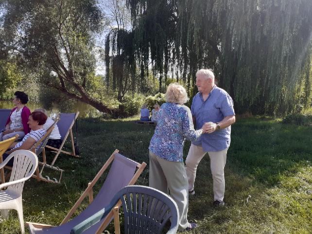 Spotkanie seniorów na miejskiej plaży – zdjęcie artykułu z Lubon.net.pl
