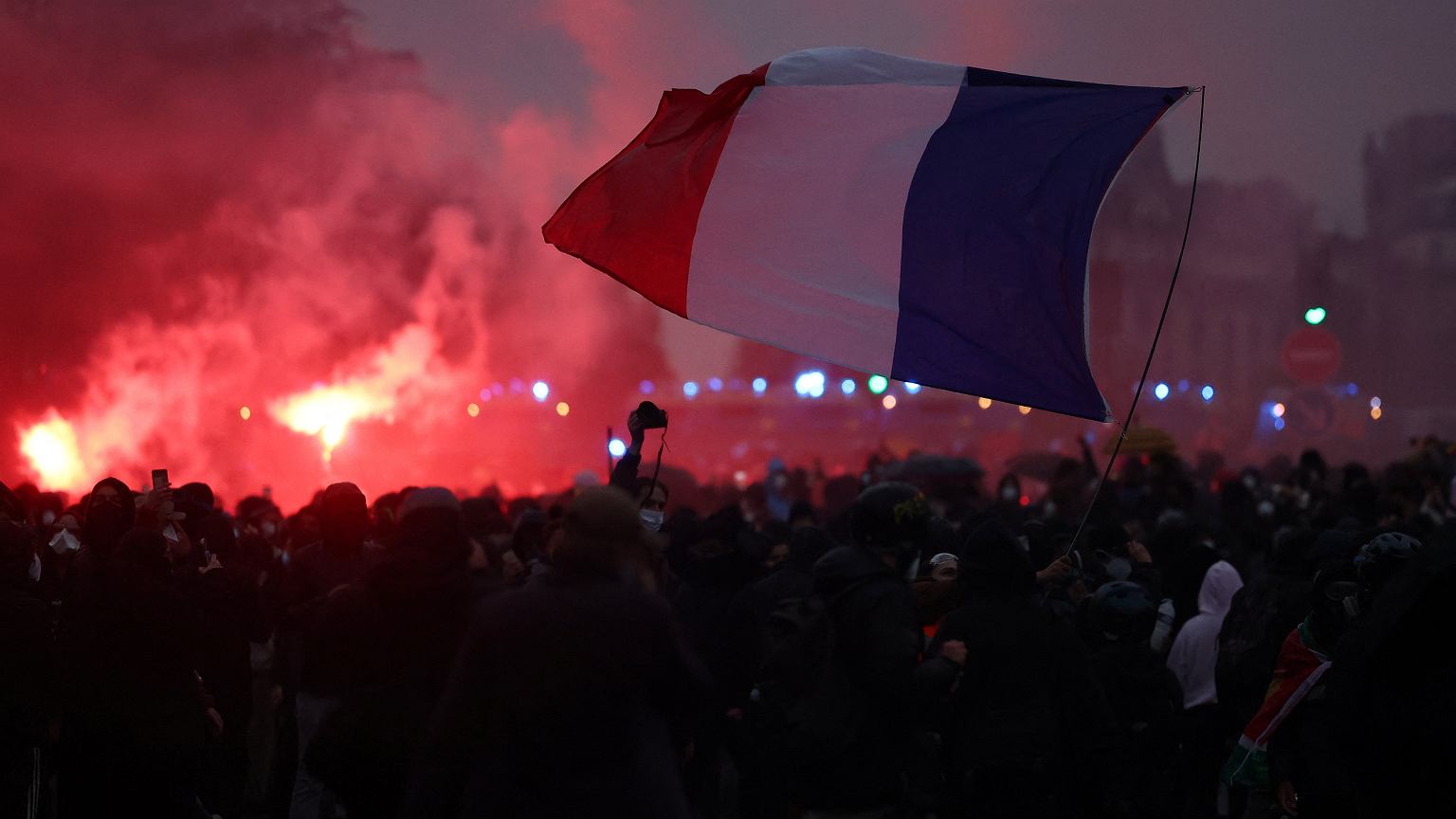 Znów gaz, armatki wodne i kamienie - protesty w Europie. Szef MSZ Słowacji leci do Moskwy [NA POCZĄTEK DNIA] – zdjęcie artykułu z Lubon.net.pl