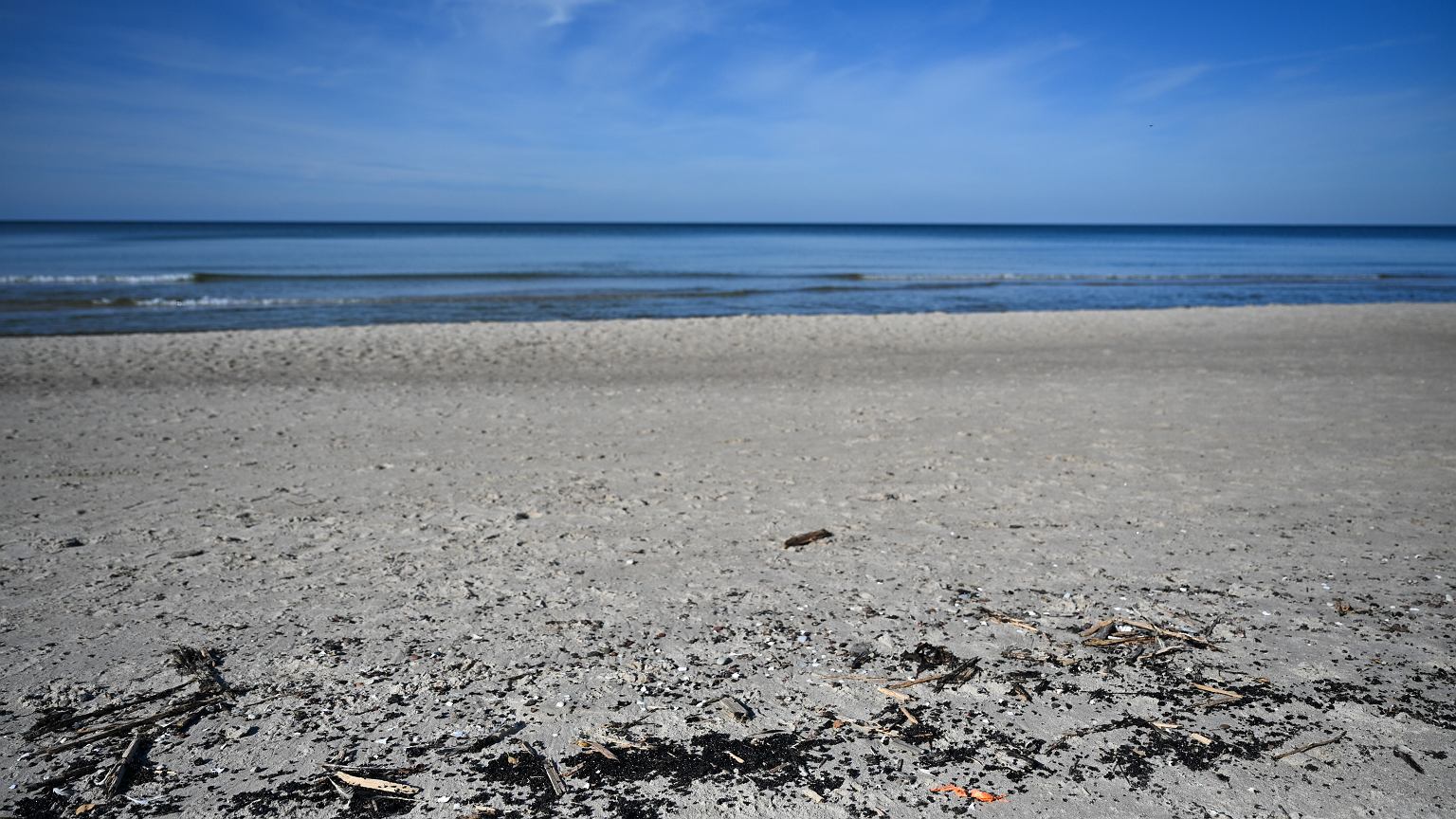 Bałtyk wyrzucił substancję ropopochodną na polskie plaże. "Mamy pewne podejrzenia" – zdjęcie artykułu z Lubon.net.pl