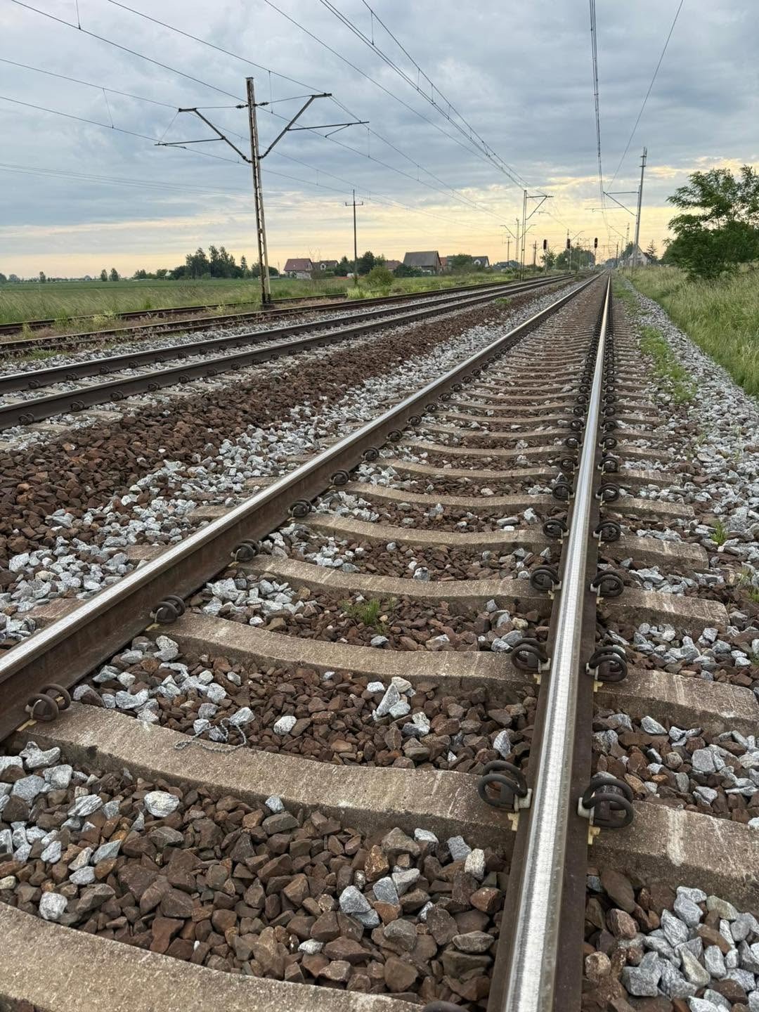 Krok od tragedii w regionie. Mężczyzna chodził po torach, wstrzymano ruch pociągów – zdjęcie artykułu z Lubon.net.pl