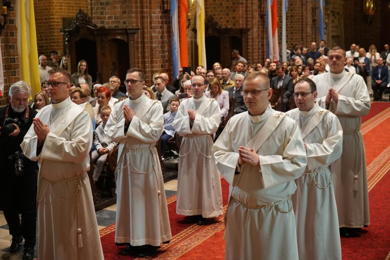 Sześciu nowych księży wyświęconych na Ostrowie Tumskim. To lepiej niż przed rokiem – zdjęcie artykułu z Lubon.net.pl
