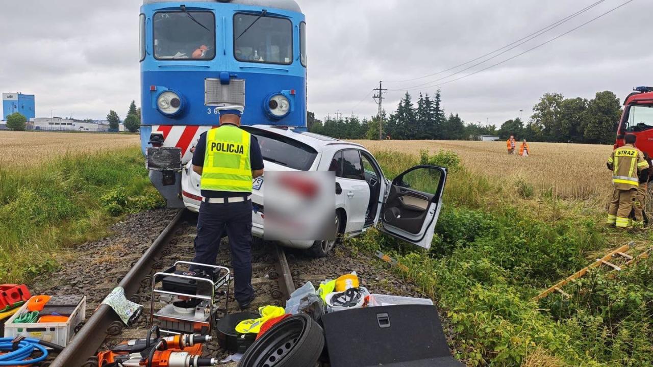 Tragedia na przejeździe kolejowym w regionie. Samochód wjechał pod pociąg towarowy – zdjęcie artykułu z Lubon.net.pl
