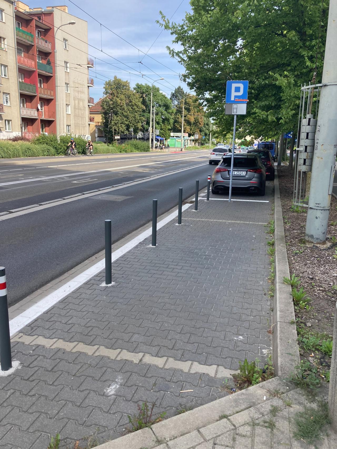 Dąbrowskiego: kolejne szare słupki. ""Zabieranie miejsc parkingowych, których jest i tak mało" – zdjęcie artykułu z Lubon.net.pl