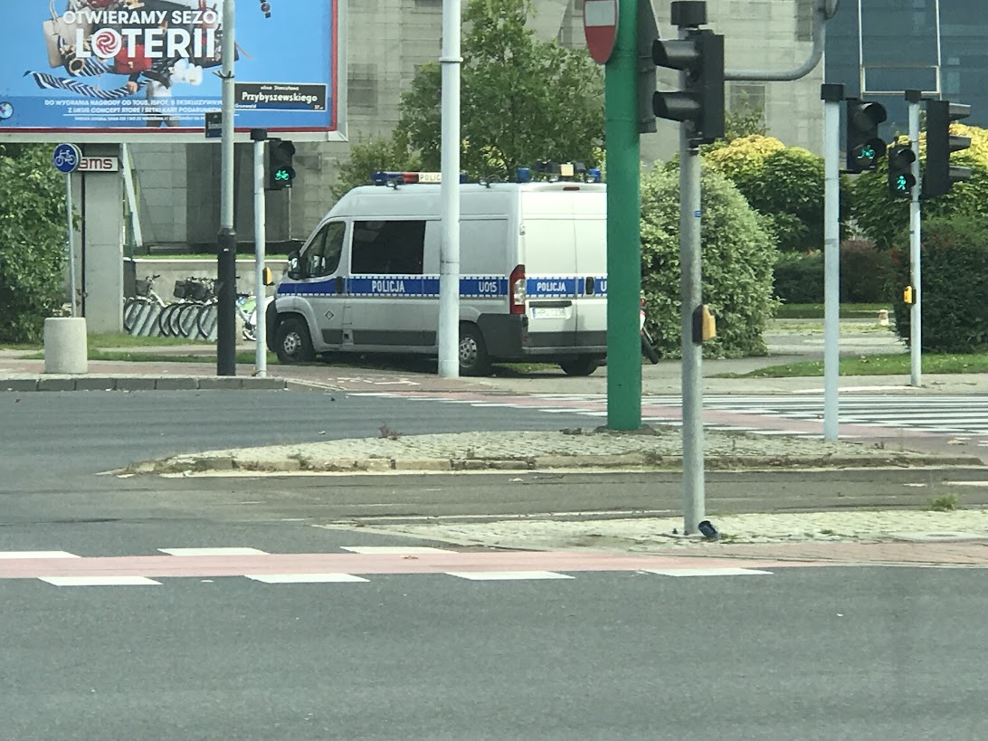 Akcja antyterrorystów na rondzie Rataje w Poznaniu. Zatrzymano kobietę – zdjęcie artykułu z Lubon.net.pl