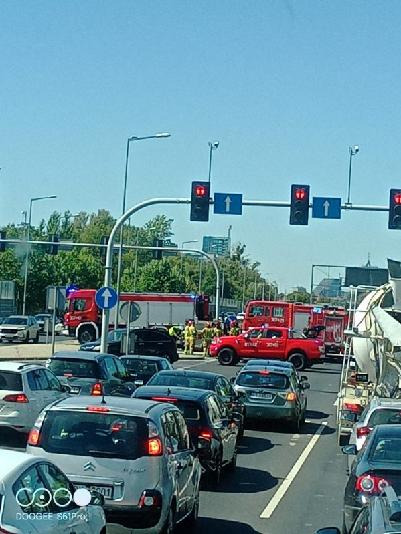 Auto leży na boku na Krzywoustego. Duże utrudnienia! – zdjęcie artykułu z Lubon.net.pl