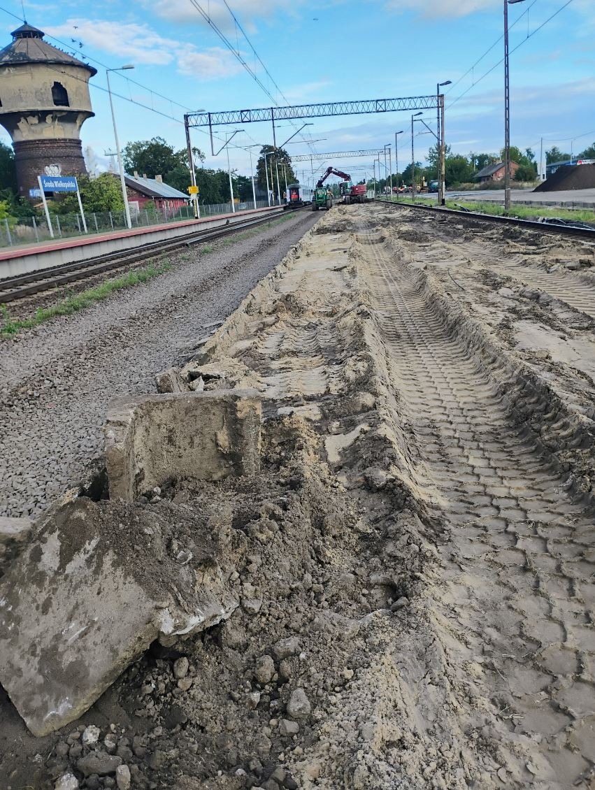 Ruszyły z rozmachem prace przy przebudowie peronu. 5 mln złotych przeznaczono na tę inwestycję – zdjęcie artykułu z Lubon.net.pl