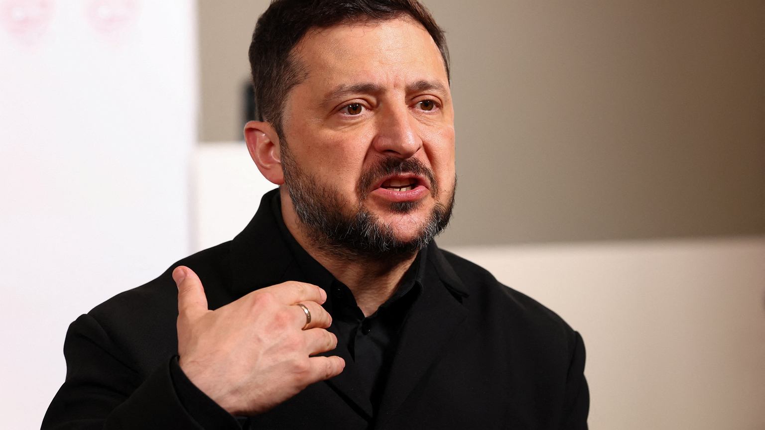 Zełenski chce upamiętnić osoby, ktĂłre walczyły o wolną Ukrainę. "Nikt nie będzie nam mĂłwił, jakich bohaterĂłw szanować" – zdjęcie artykułu z Lubon.net.pl