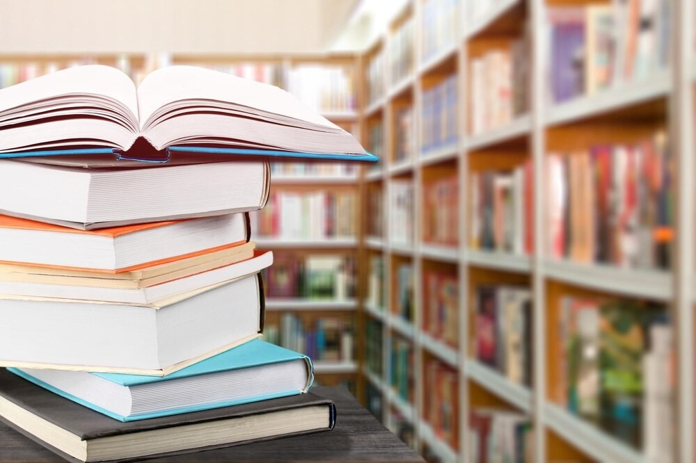 Kolorowy spektakl z Klaudkiem i Klaudynką w bibliotece! – zdjęcie artykułu z Lubon.net.pl
