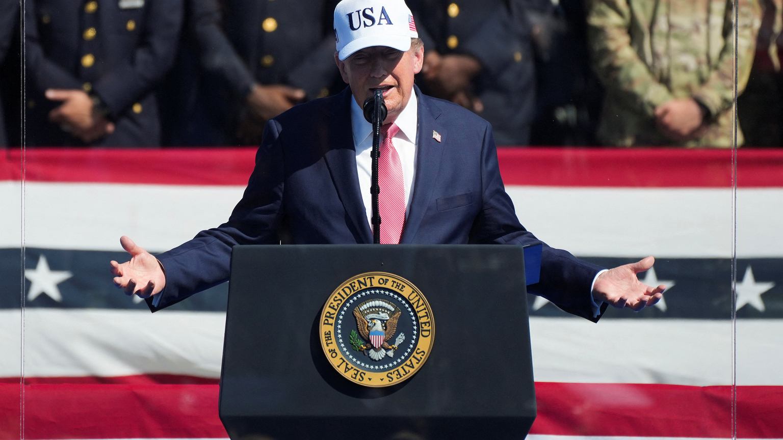 Trump wspomina atak na WTC: Strażacy złapali mnie pod ramię i powiedzieli: "Musimy stąd uciekać" – zdjęcie artykułu z Lubon.net.pl