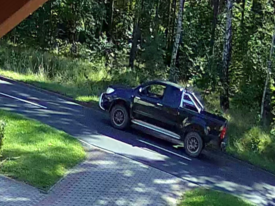 BMW roztrzaskane na drzewie w regionie. Ci kierowcy mogli widzieć poważny wypadek! (zdjęcia) – zdjęcie artykułu z Lubon.net.pl
