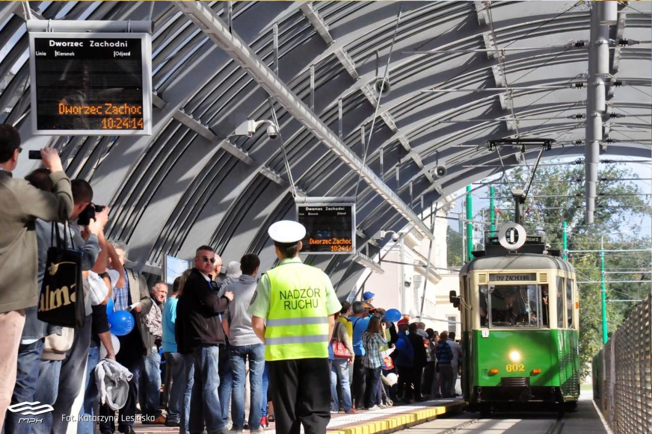 13 lat temu otwarto trasę tramwajową, bez której dziś wielu nie wyobraża sobie funkcjonowania. Były tort i orkiestra! – zdjęcie artykułu z Lubon.net.pl