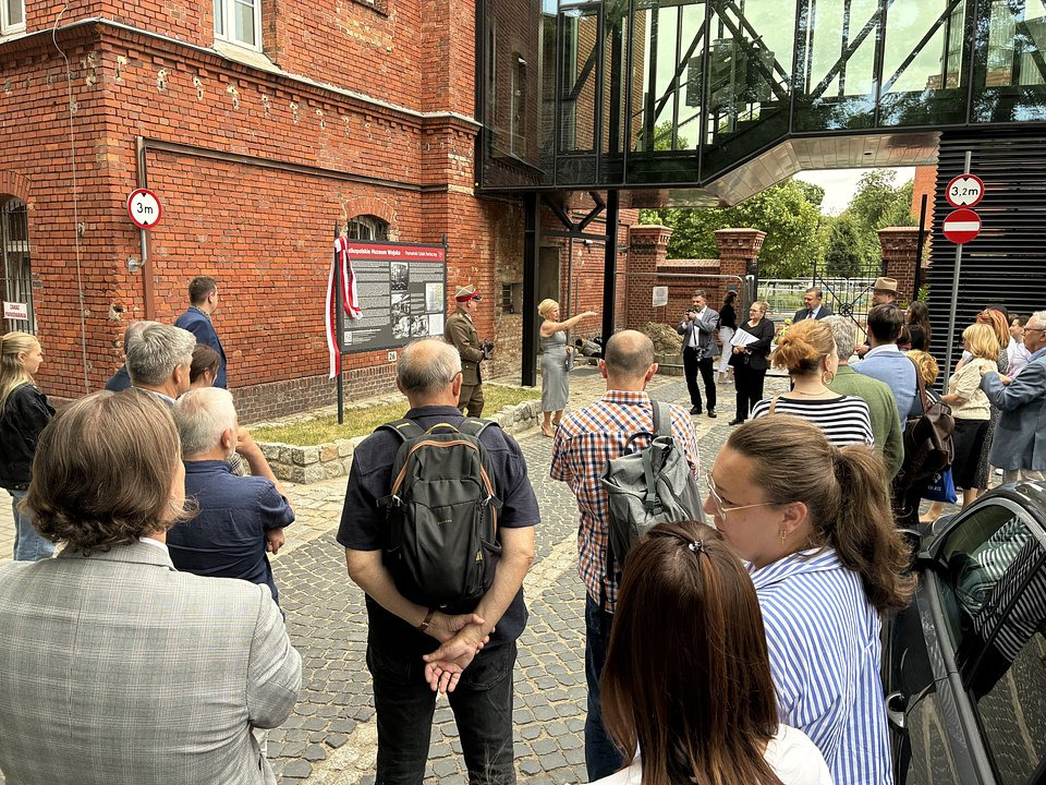 Studenci w Poznaniu uczą się w dawnych koszarach. Nowe tablice odkrywają mało znaną historię tego miejsca – zdjęcie artykułu z Lubon.net.pl